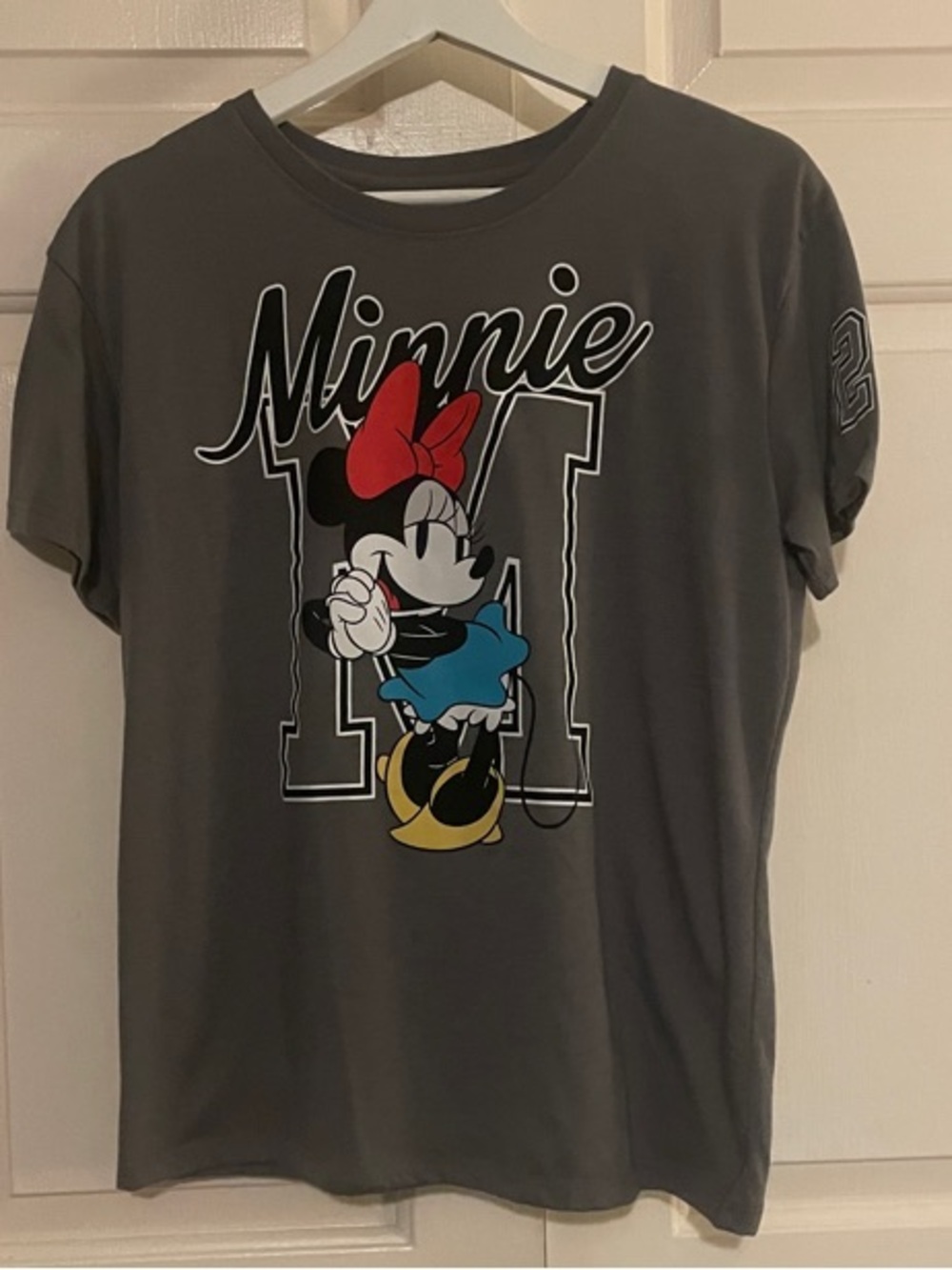Disney Minnie Graphic Tee Womens size medium